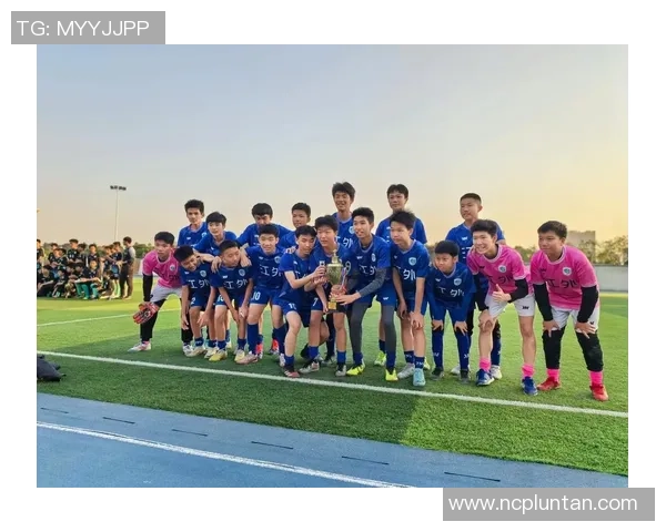 与足球明星亲密接触的瞬间记录我的难忘合影经历